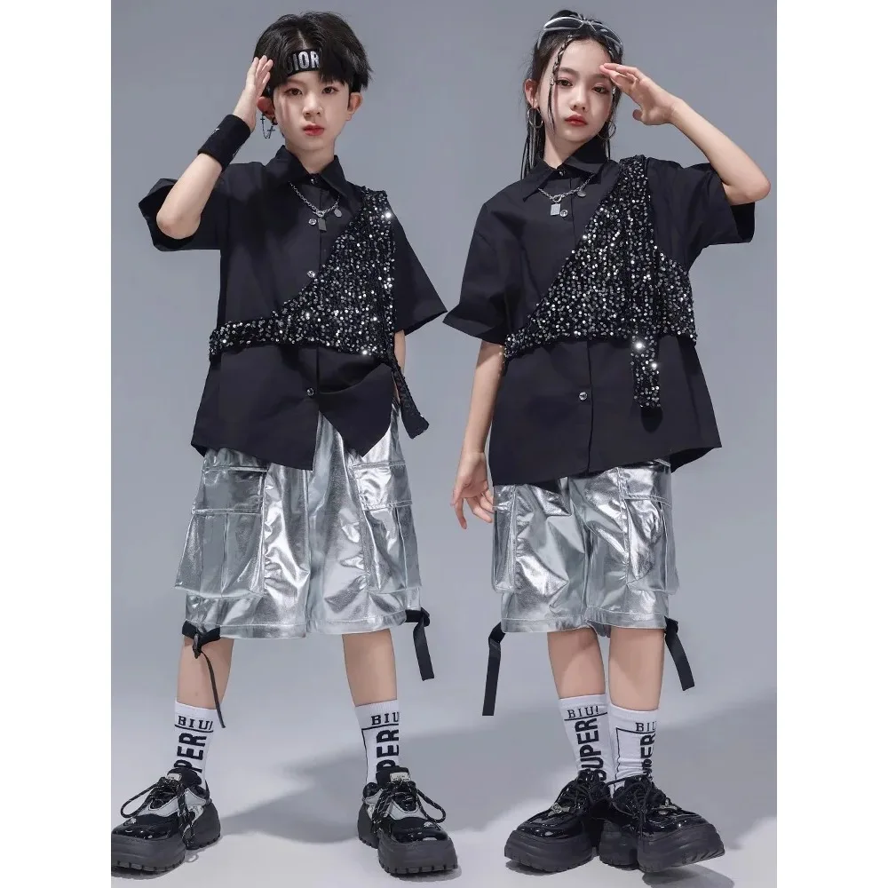 

Детский костюм для выступлений в стиле хип-хоп, джаз, черная рубашка для мальчиков, мини-жилет, серебряные шорты, комплект для групповой сцены для девочек