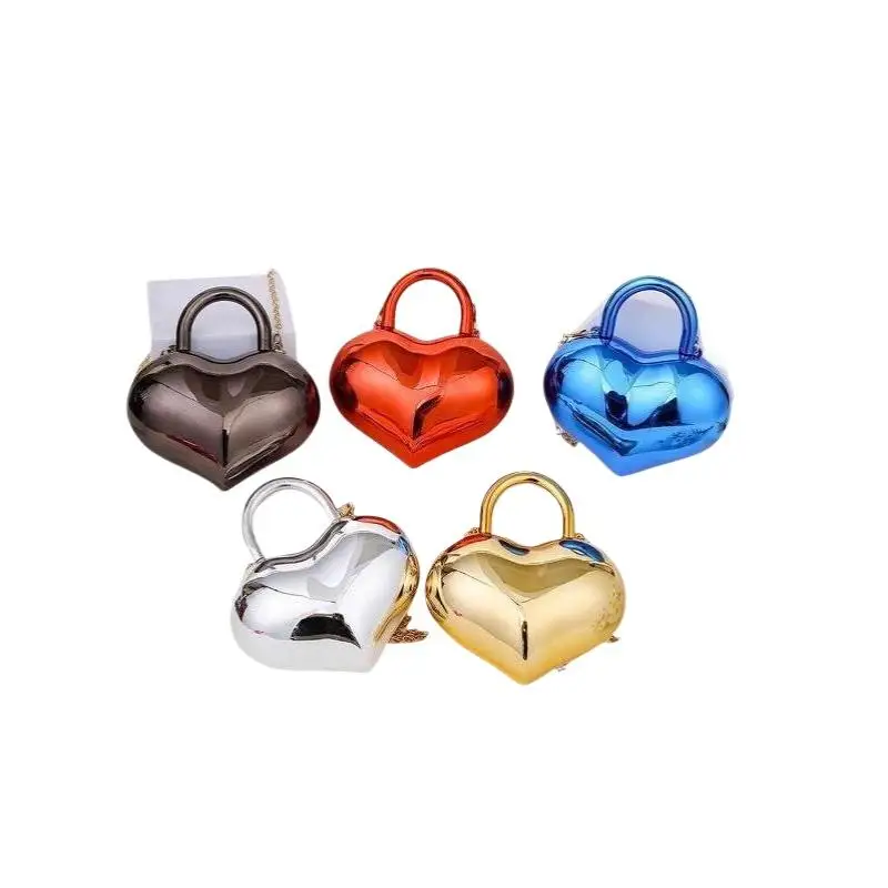 Metallische herzförmige Mini-Umhängetasche mit glänzendem Finish und abnehmbarem Kettenriemen, perfekt für Partys, Hochzeiten und Veranstaltungen. – Detail 6