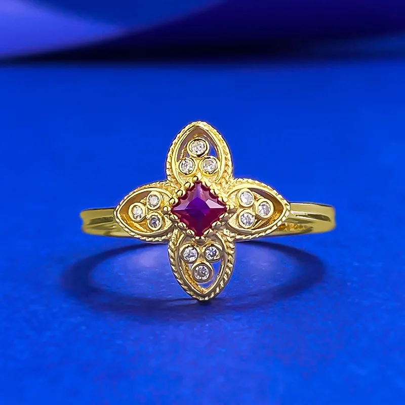 

S925 Серебряное живое новое кольцо с имитацией голубиного красного четырехлистного цветка и небольшим набором свежих бусин