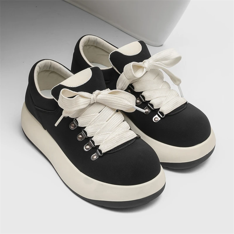 أحذية رياضية جديدة ذات رأس كبير وسطح جلدي مريح ومقاوم للاهتراء ومضاد للانزلاق ومبتكر ومتعدد الاستخدامات بلون سادة