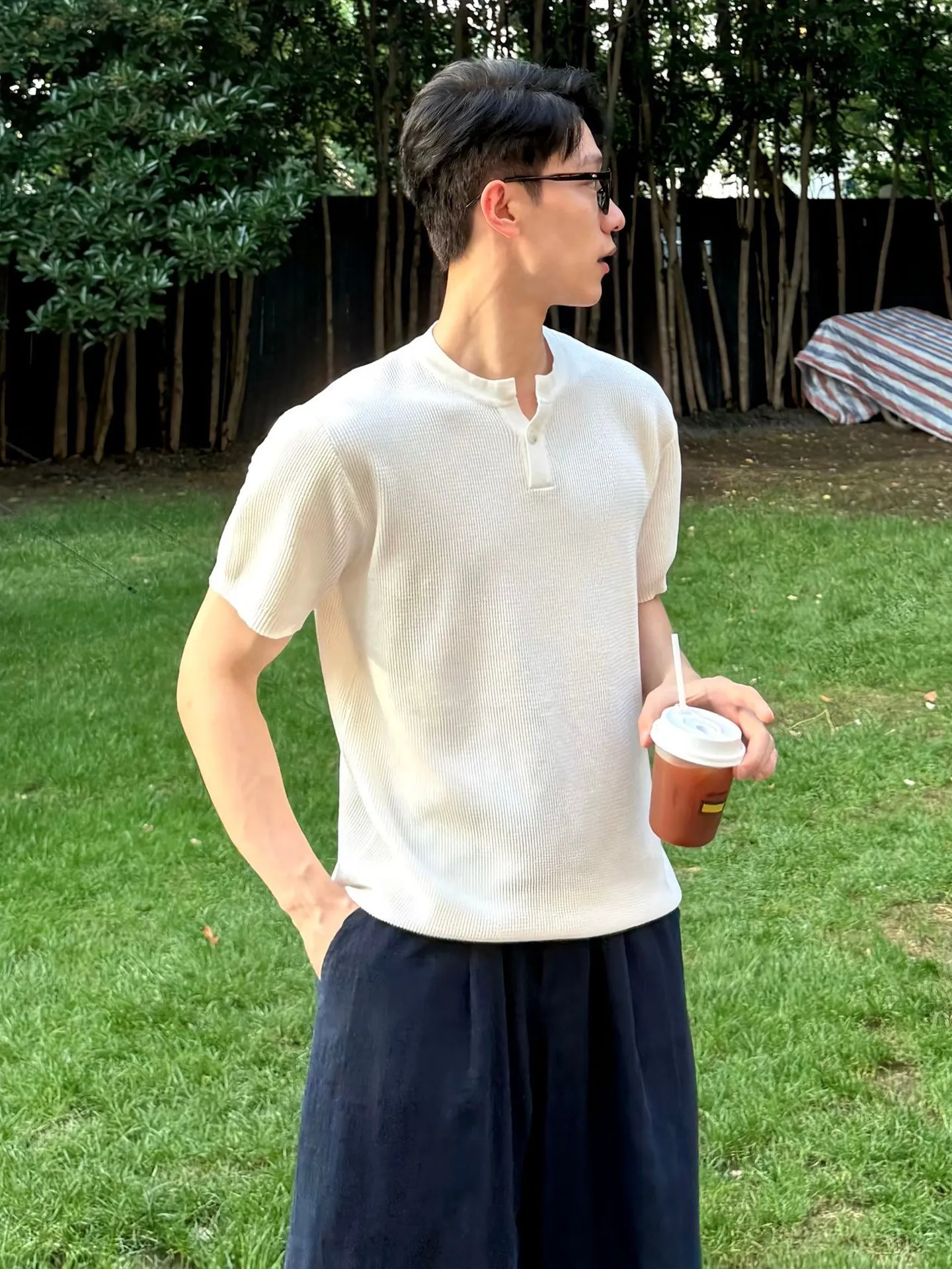 

Мужская летняя футболка из плотного трикотажа с коротким рукавом, люксовая повседневная модель с воротником хенли, высокое качество, стандартный крой, базовая модель.