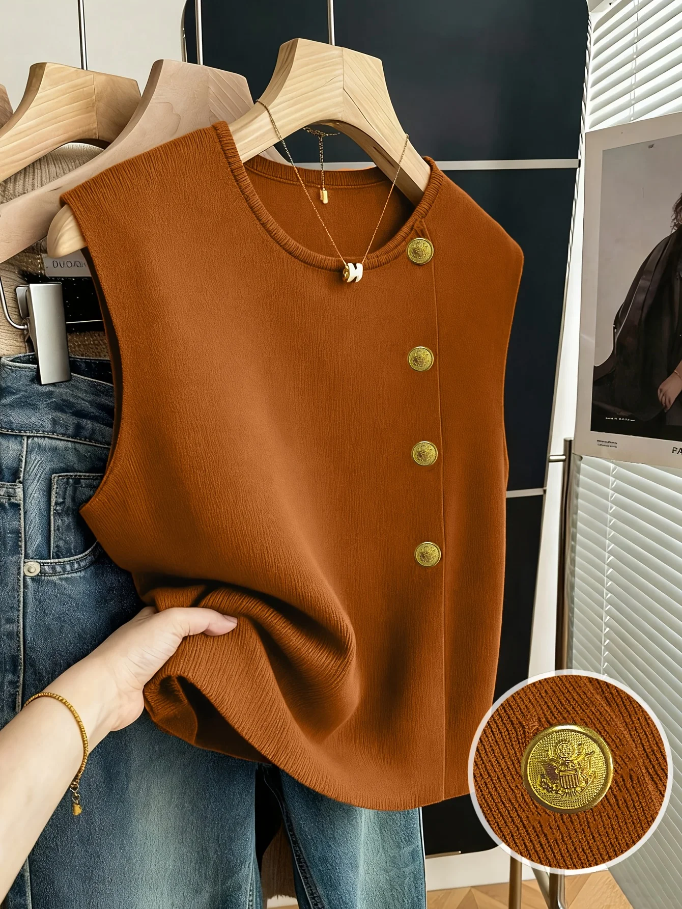 

Женский простой и стильный однотонный вязаный жилет без рукавов с круглым вырезом и боковыми пуговицами, элегантный, для весны и лета.