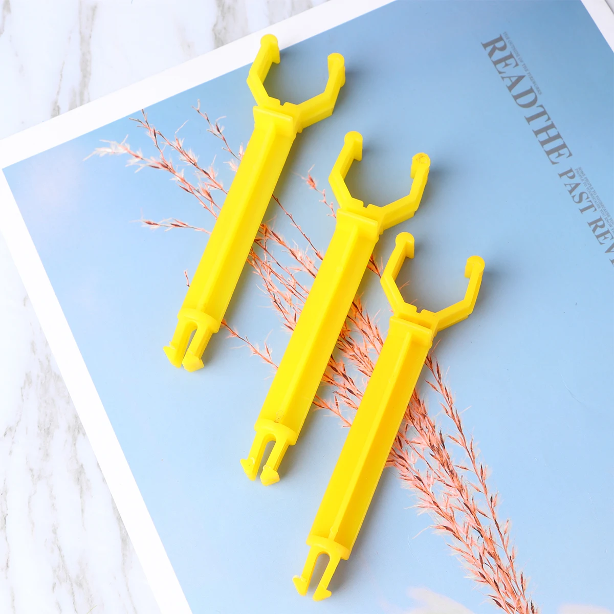 

4Pcs Automatic Chicken Drinking Fountains Ball Type Plastic Cup Waterer Poultry Farm Drinking Bowls Chicken Drinker Ball