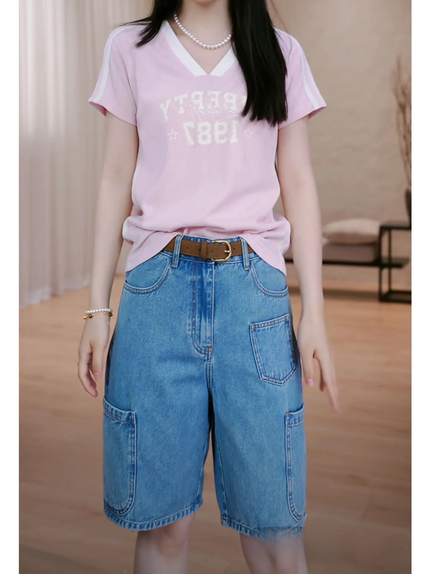 

Розовая футболка с V-образным вырезом, цветными блоками и надписью, с коротким рукавом, повседневная, свободного кроя, из смесового хлопка и полиэстера, женский топ PM Wang Nu Nu NE1A0390