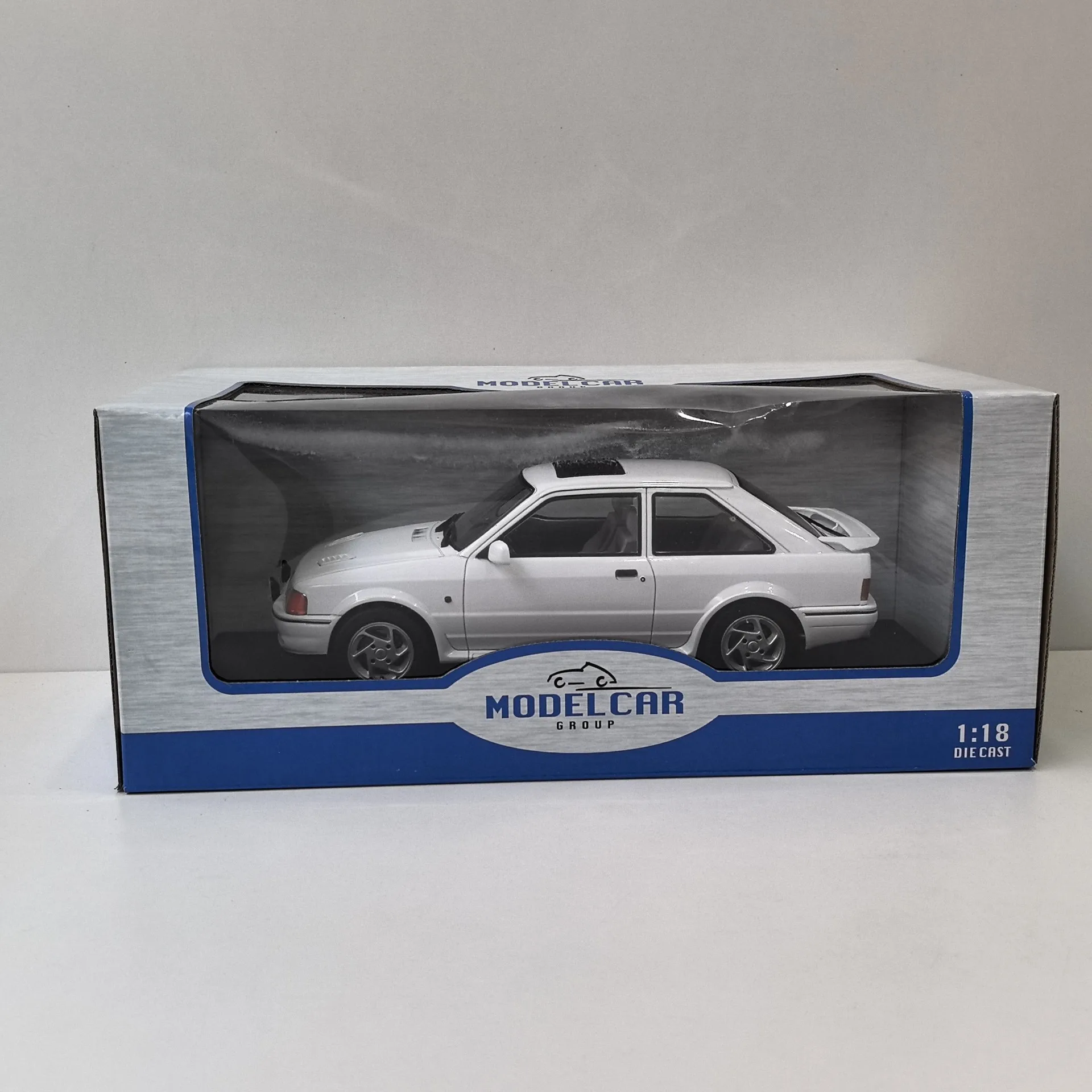 

Diecast MCG 1/18 Scale FORD ESCORT RS Turbo Alloy Car Model Collectible Toy Gift Souvenir Display Ornament