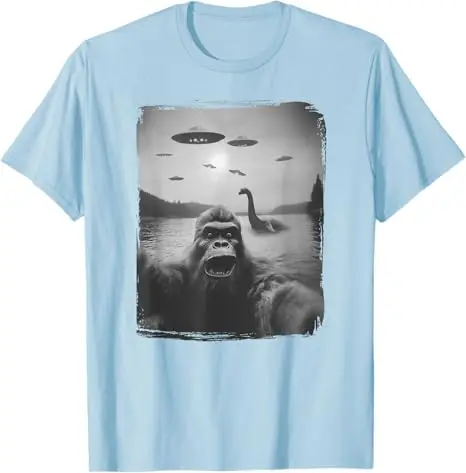 تي شيرت Nessie and UFO، Sasquatch Rare Selfie، The Loch Ness Bigfoot تي شيرت مضحك للتنزه والتخييم Y2k تصميم جرافيك تي شيرت رائع
