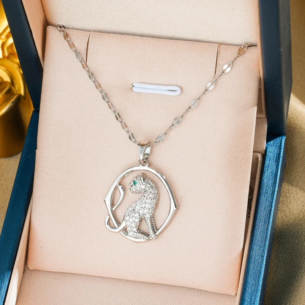 

Leopard print titanium steel necklace a niche hip-hop accessory specially designed for women, copper-plated 18K gold zircon gold