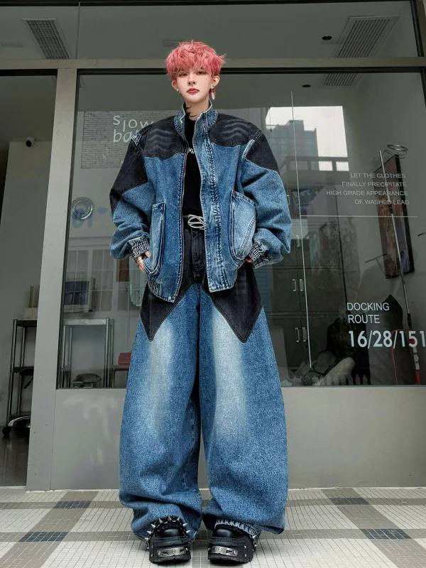 

Комплект TANGZ Studio: мужская джинсовая куртка с крупными декоративными элементами и брюки с широкими штанинами, винтажный стиль, модная весенняя коллекция из двух предметов