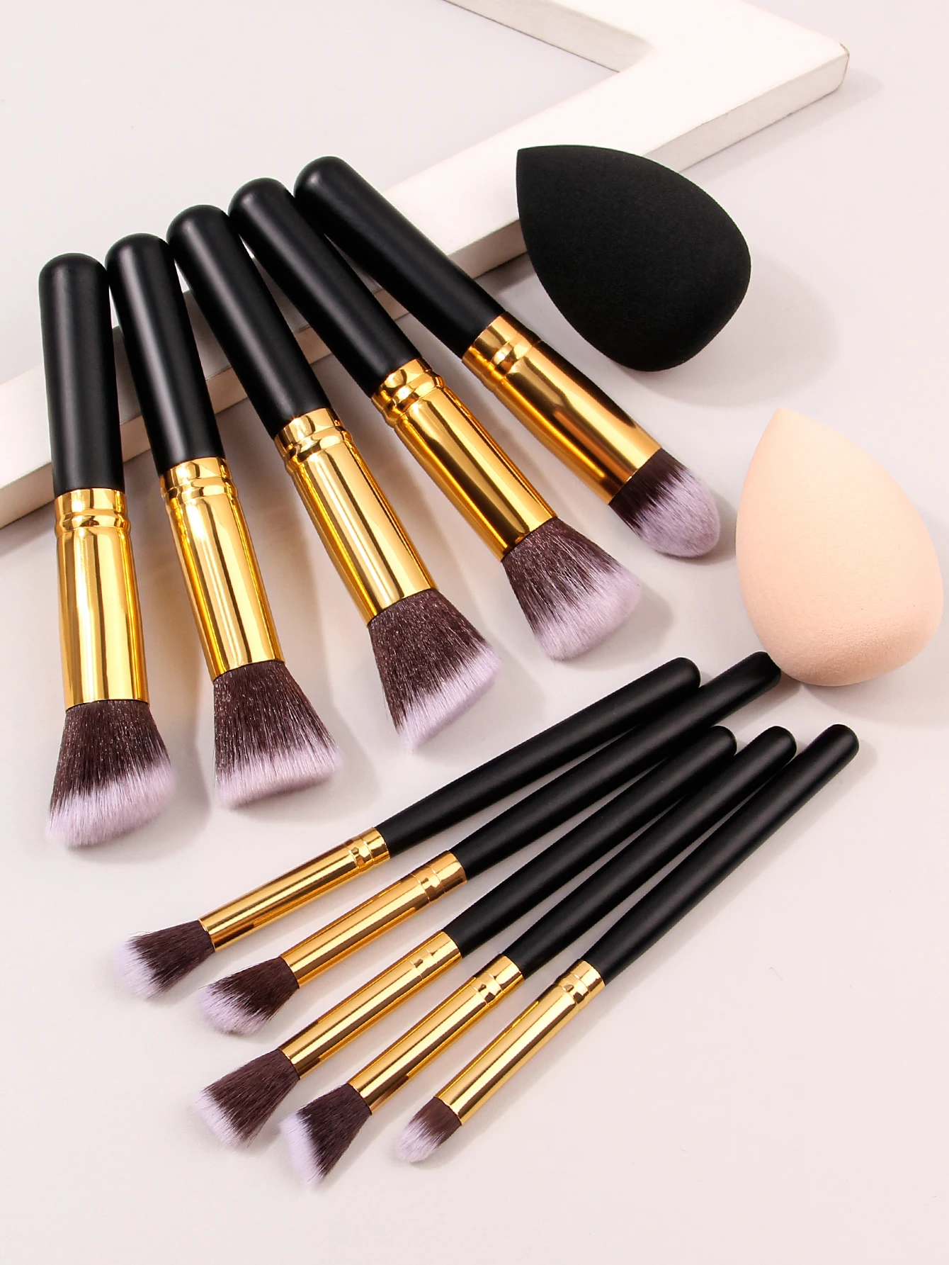 대형 메이크업 브러쉬 10 개, 아이 브러쉬 7 개, 스폰지 9 개 세트, 눈썹 면도기 2 개, 페이스 브러쉬 1 개, 메이크업 백 1 개, 30 개