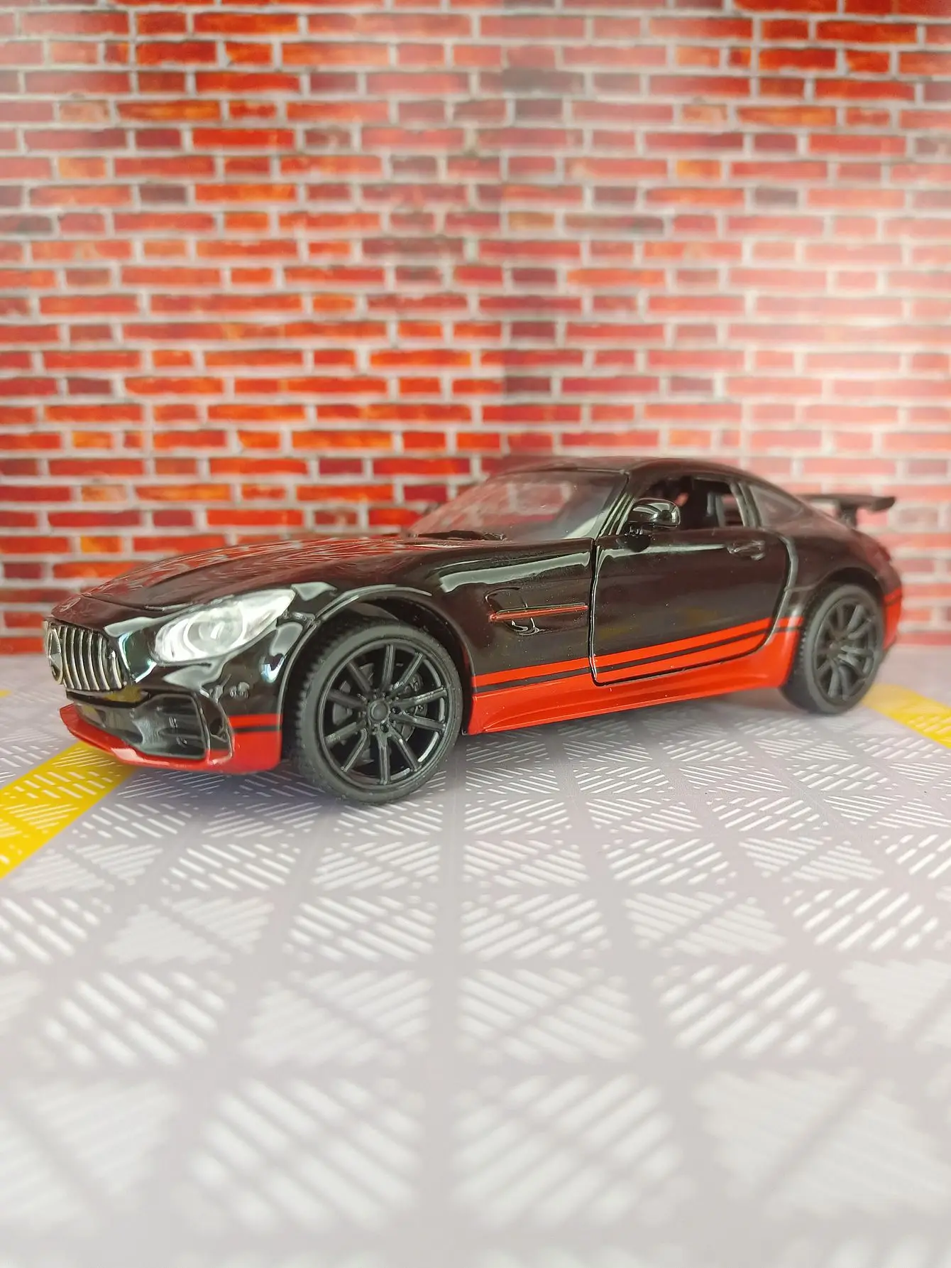 Coche deportivo Mercedes BENZ GTR AMG, modelo de aleación de Metal fundido a presión, luz de sonido, Colección Pull Back, regalos de juguete para niños, 1:32