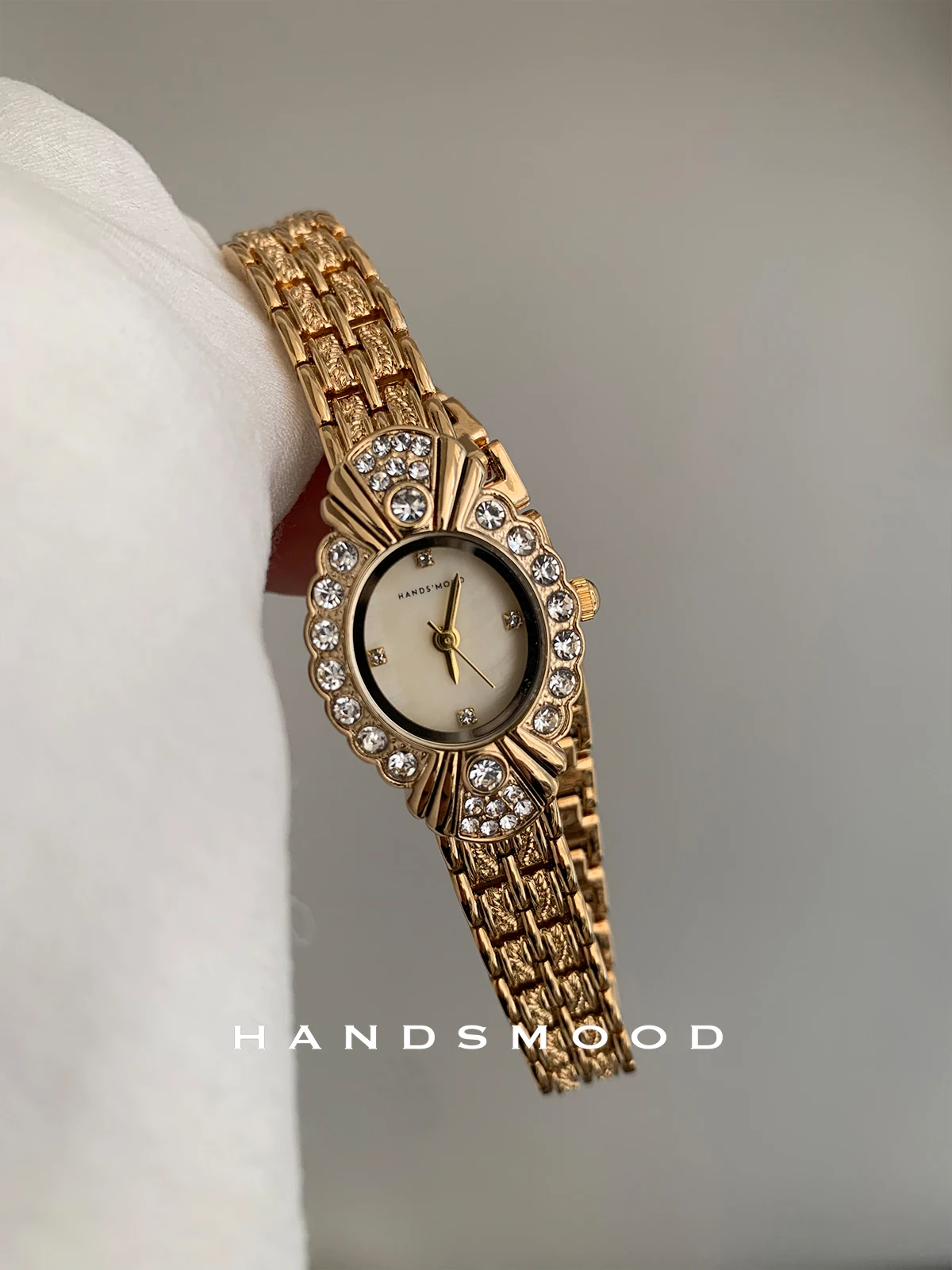 

Light luxury exquisite high-end mother-of-pearl small dial fashionable temperament ladies quartz watch gift for girlfriend