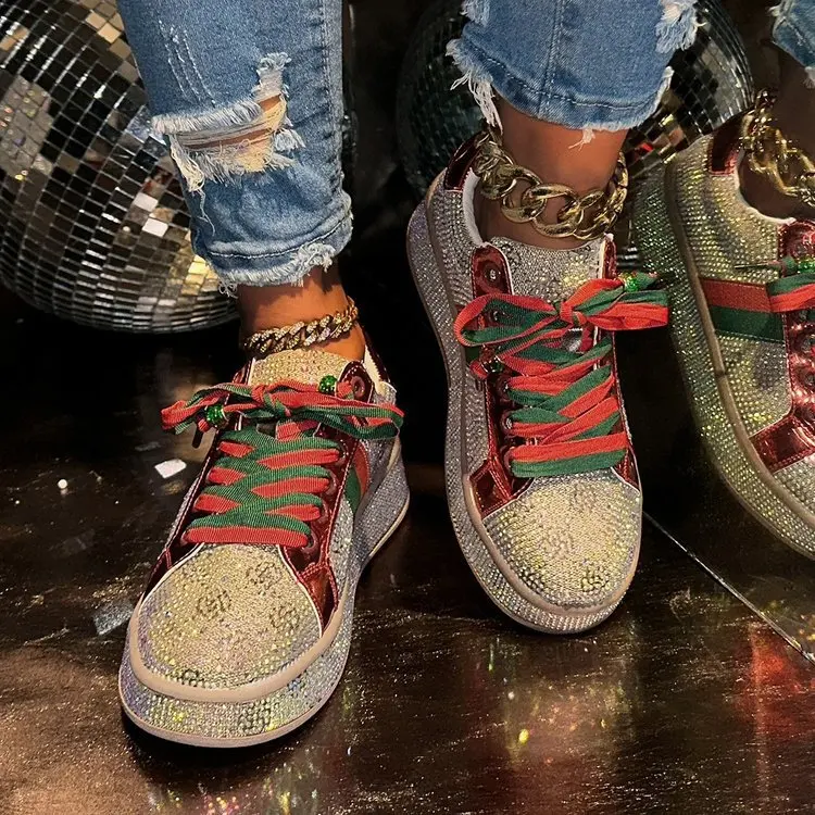 Scarpe sportive casual da donna in stile europeo con suola spessa di diamanti 2025 primavera nuove scarpe mocassini ricamate abbinate ai colori
