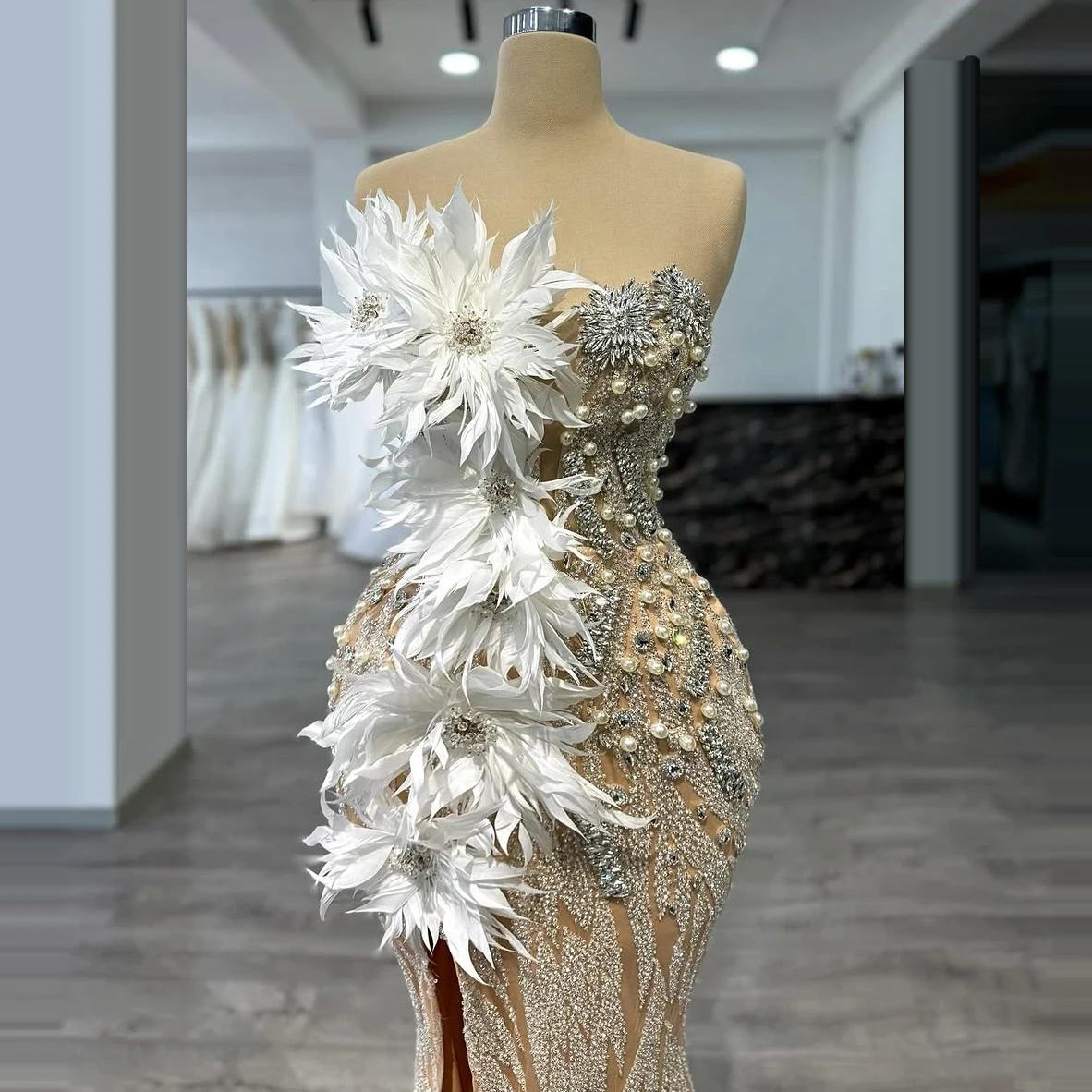 แชมเปญแขนยาว Mermaid Evening Dresses ขนนกสีขาวดอกไม้โมเดิร์นไข่มุกชุดราตรียาว Gowns ชุดที่กําหนดเอง