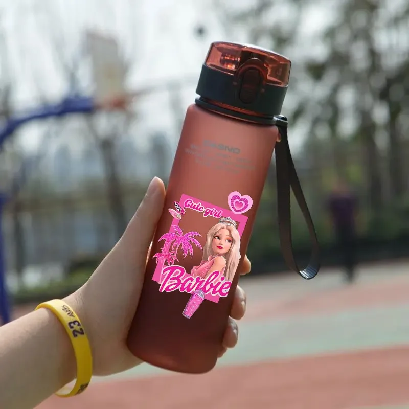 Barbie 560ML kubek na wodę przenośny plastikowy kreskówka dla dorosłych na zewnątrz o dużej pojemności sportowa butelka na wodę dla dzieci picie