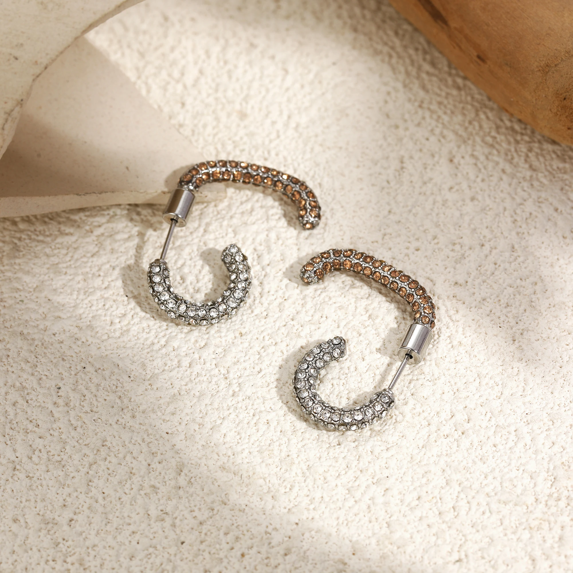  Einzigartige doppelschichtige C-förmige Ohrringe aus Edelstahl, luxuriöser Zirkon-Piercing-Schmuck für Damen, exquisiter Statement-Schmuck, wasserdicht, Geschenk. – Detail 4