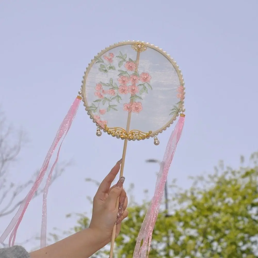 Vintage Handfächer im chinesischen Stil mit langem Griff und Quasten, runder Fächer mit dekorativem Blumenmuster, Seidenfächer für Tanz – Detail 7