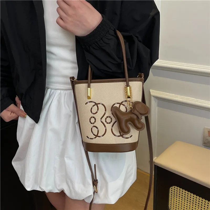 

Premium High-End Crossbody Handbag for Women with Unique Letter Logo Large Capacity and Fashionable Paris Inspiration