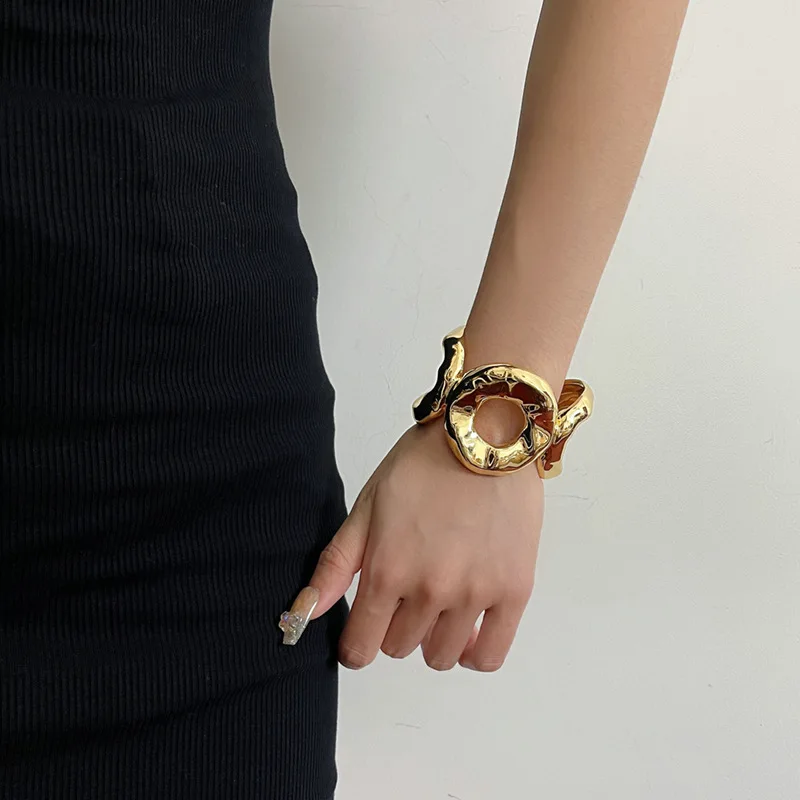 

SHANGZHIHUAHeavy irregular metal lava fold ring open bracelet female light luxury niche delicate wide version bracelet