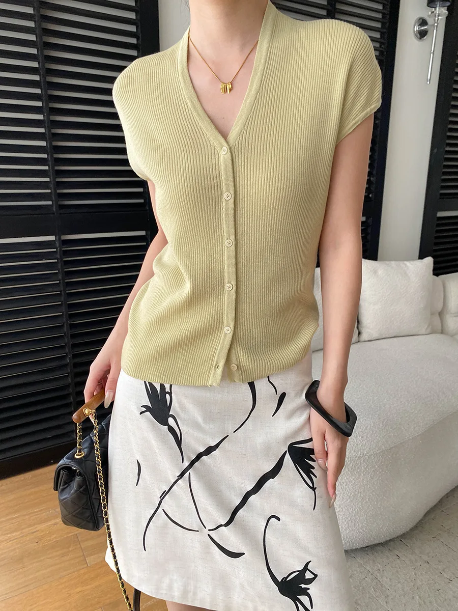 Sommerlicher Damen-Cardigan in unifarbenem, französischem Stil, V-Ausschnitt, figurbetonend, mit Taschen an den Schultern und gestrickten Ärmeln. – Detail 23