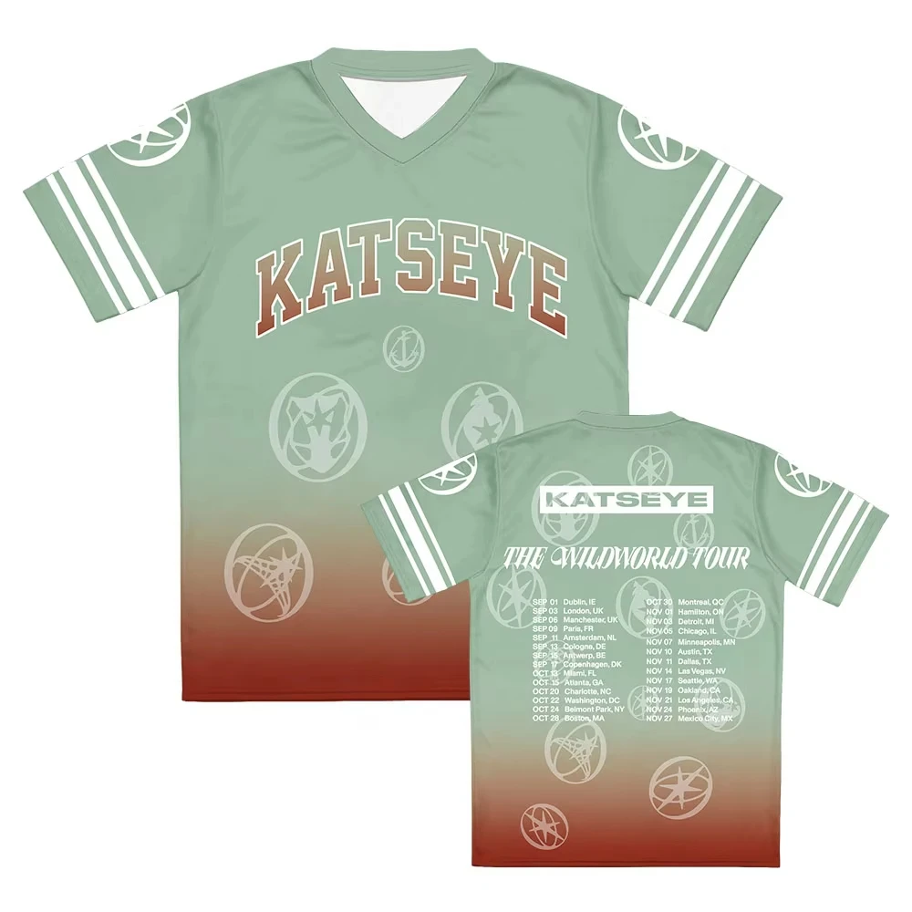 KATSEYE Jersey Fußball-T-Shirt The WildWorld Tour 2026 T-Shirts V-Ausschnitt Kurzarm Locker Sitzendes Sommer-T-Shirt Unisex Streetwear Print-Top – Detail 3