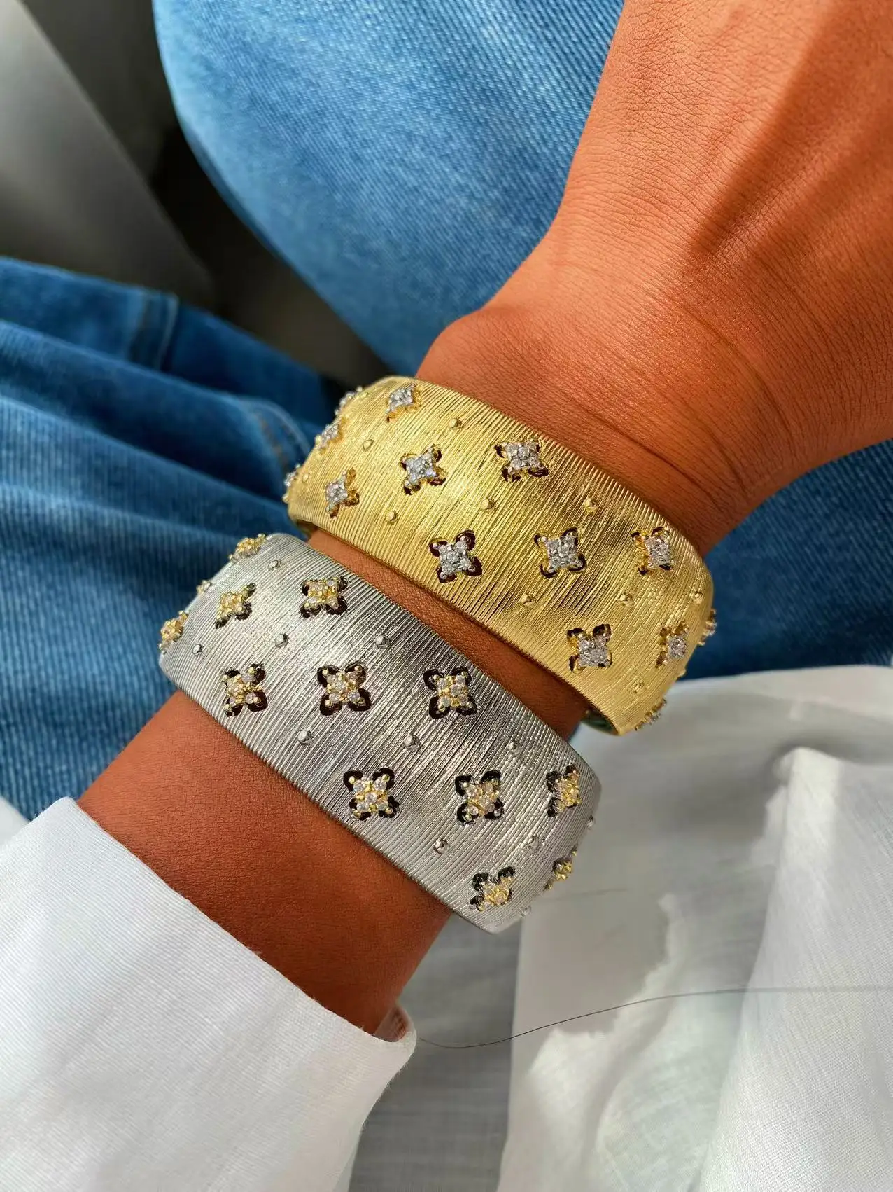 Europäischer und Amerikanischer Luxus-Stil 18K Gold Texturiertes Diamant-Besetztes Blumen-Set mit Gebürsteten Armreifen und Ringen – Detail 10