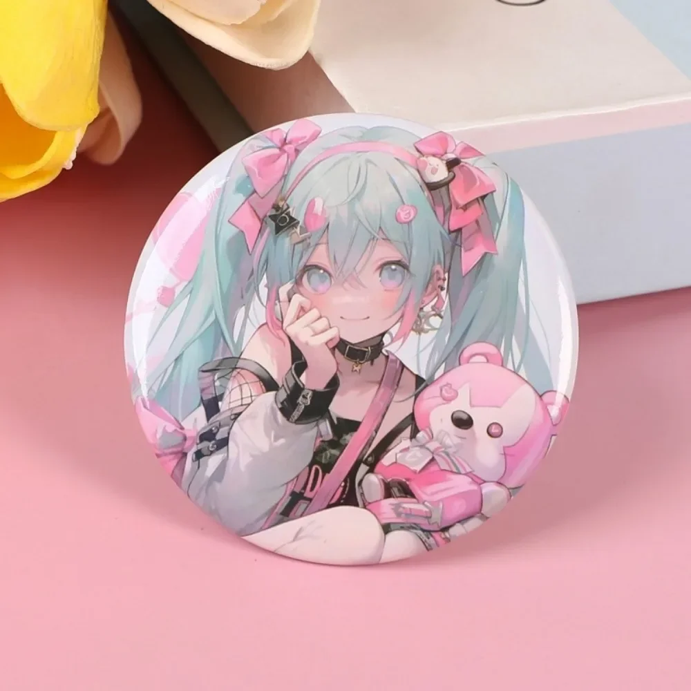 58 มม.การ์ตูน Hatsune Miku ป้ายโลหะ Kawaii Imp สะท้อนแสงเข็มกลัดสาวน่ารักเสื้อผ้ากระเป๋าเป้สะพายหลังอุปกรณ์เสริมอะนิเมะ Expo ปัจจุบัน