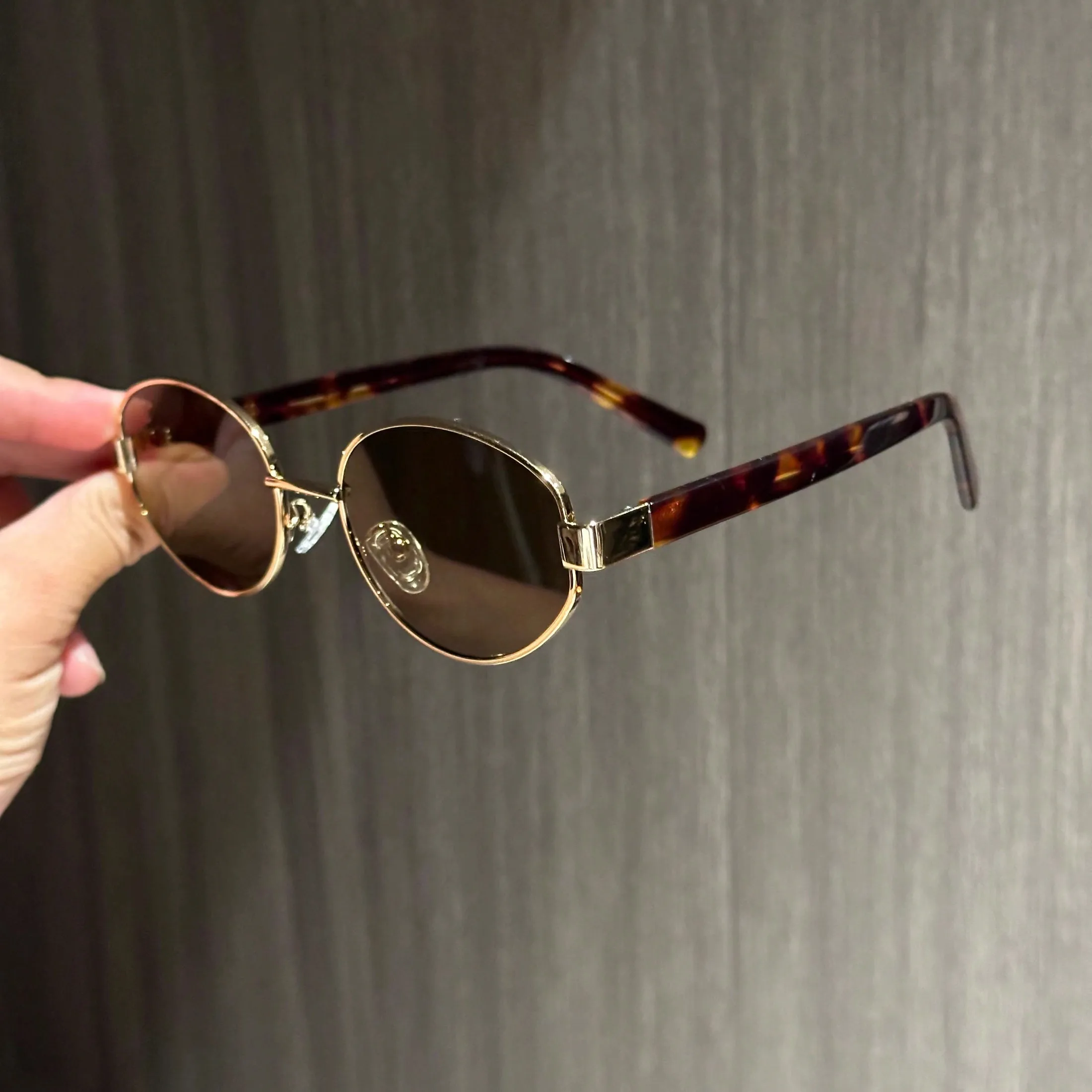 

Овальные солнцезащитные очки «кошачий глаз» с дужками под черепаховый панцирь и золотой оправой