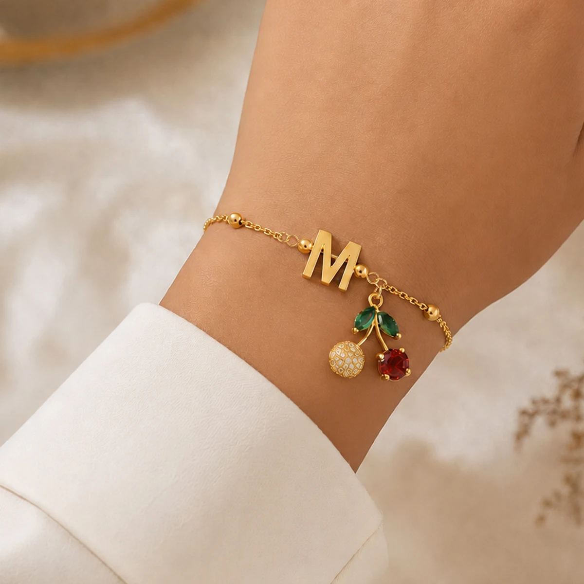 Vergoldeter Personalisierter Initialen-Anhänger, Schicke Armbänder für Damen und Herren, Kirsch-Design, Kubisches Zirkonia, Geschenk für den Alltag – Detail 5