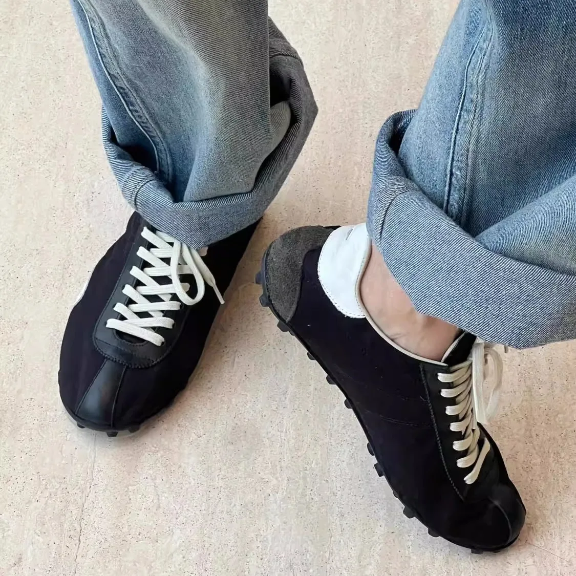 

Unisex Breathable Mesh Running Shoes Outdoor Climbing Casual Sneakers Fashionable Couple Sports Shoes Low-profile Rubber Sole