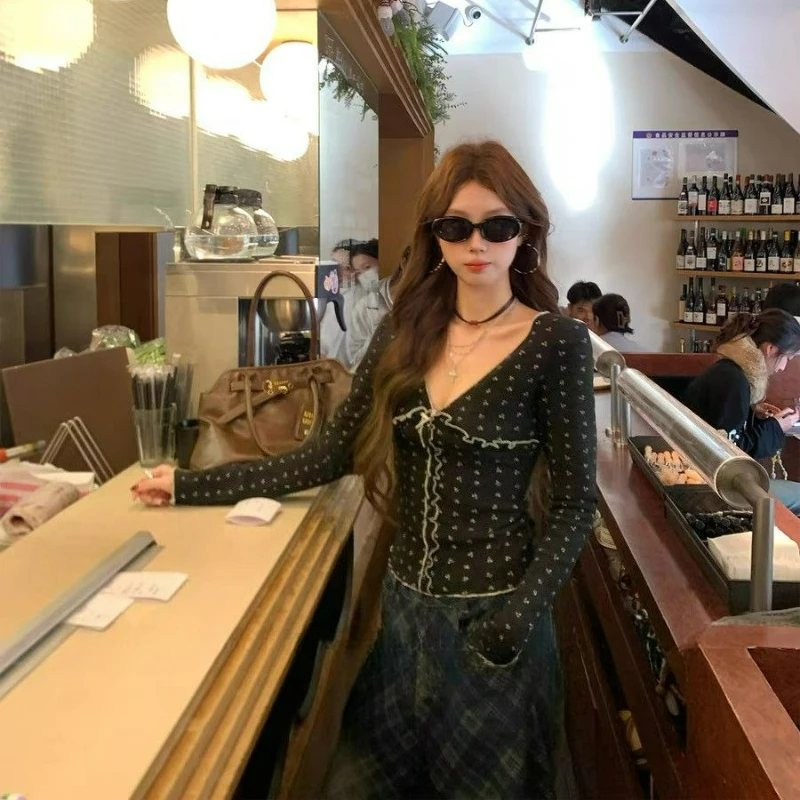 

Модная женская футболка в корейском стиле с черным принтом с ушками, осень 2026, новая коллекция, модный молодежный топ для похудения