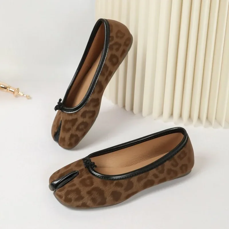 Modische Ballerinas mit Leopardenmuster und geteilter Zehenpartie für Damen, Frühling/Sommer, lässig, weiche Sohlen, bequeme Slipper, Tanzschuhe für Mädchen, Tabi-Schuhe – Detail 12