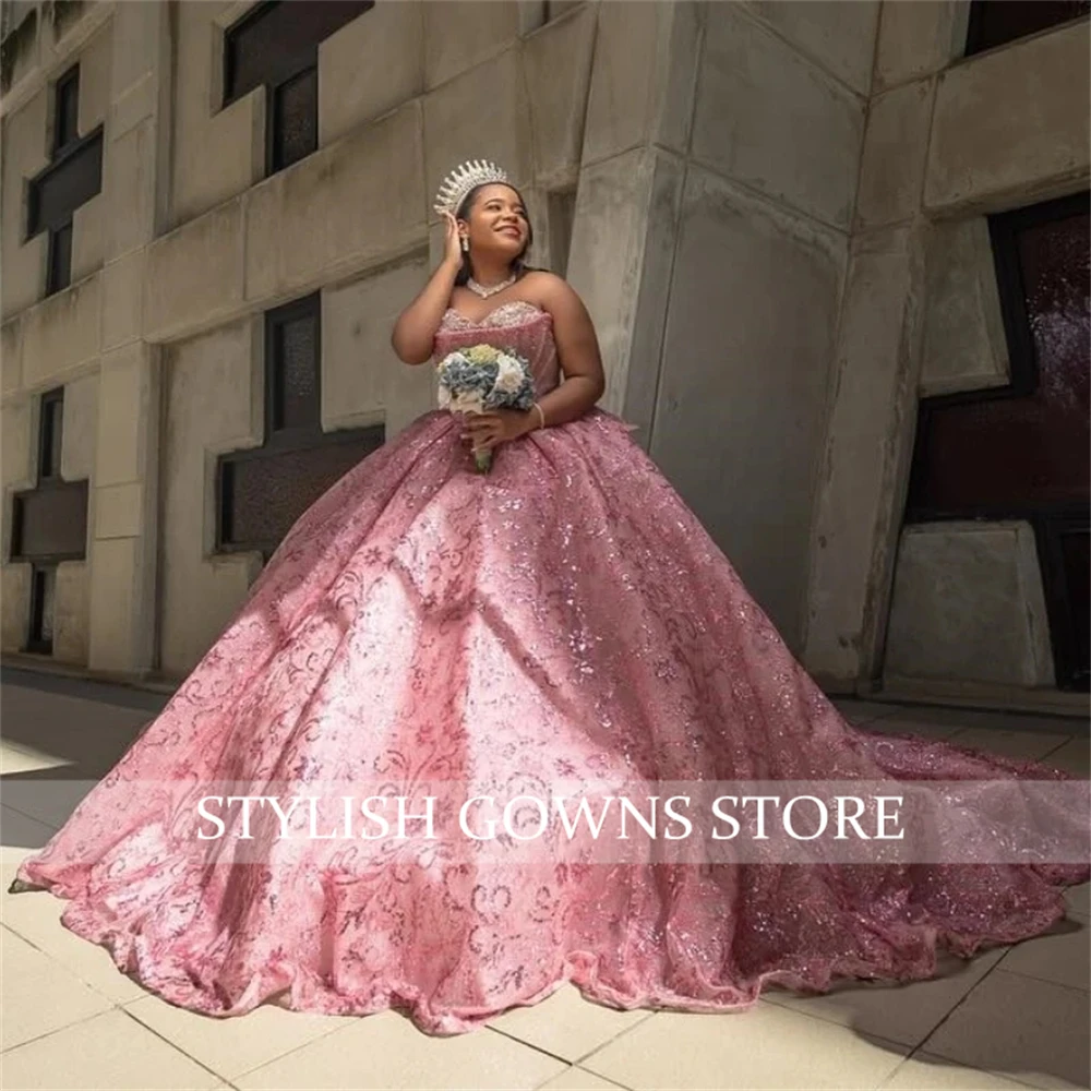 Abiti Quinceanera con perline rosa scintillanti Abito da ballo 2024 Sweetheart Paillettes in oro rosa Abito dolce 16 Abito con lacci Robe De Bal Personalizzato