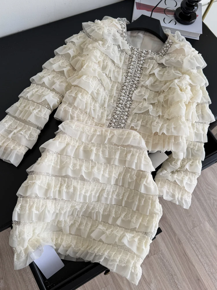 

Элегантный женский комплект из двух предметов в сладко-остром стиле для весны и осени: модный топ с пышными рукавами и юбка-тортик с кружевным подолом