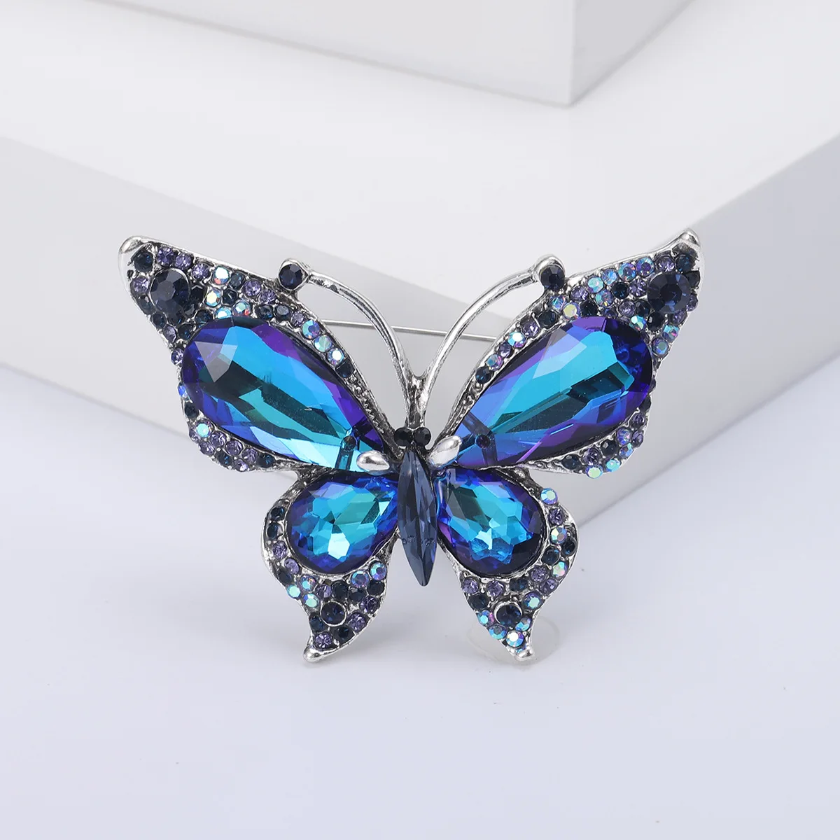 Broche de mariposa con diamantes de imitación Unisex, Pin de insecto, joyería elegante y delicada para fiesta de boda, 2024