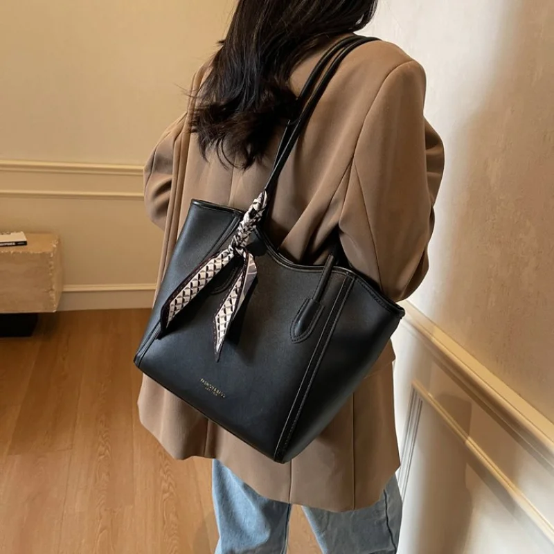 

Elegant Ladies Messenger Bag Made Of Fine Leather Boasting Trendy Commuter Design And High-End Long-Lasting Look ​