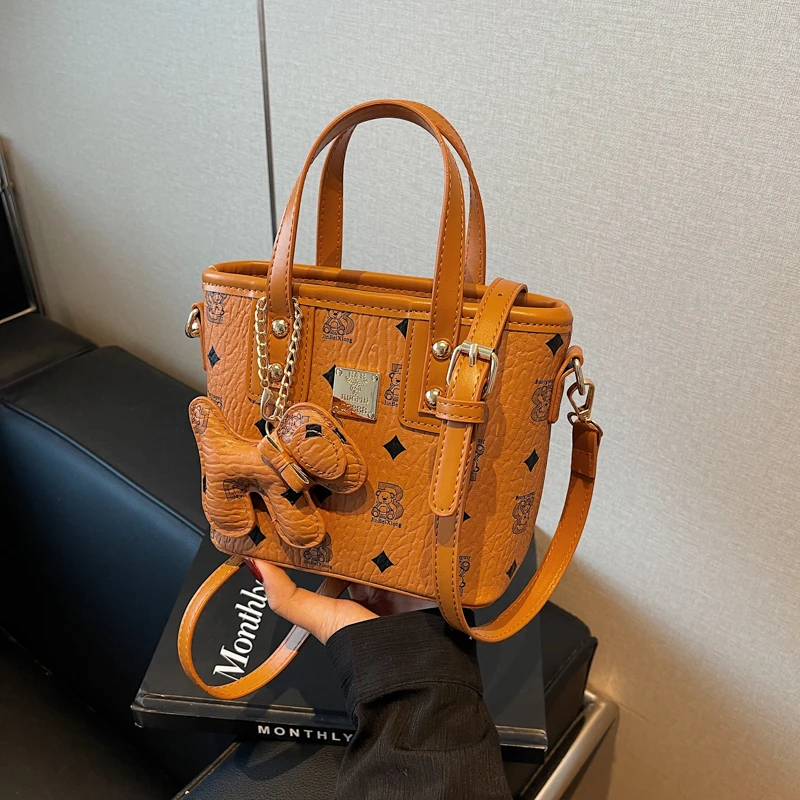 

2025 New Faion Luxury Handbag Buet Bag fiti Bear Basket oulder Bag Commuter Women's Bag Casual Crossbody Bag
