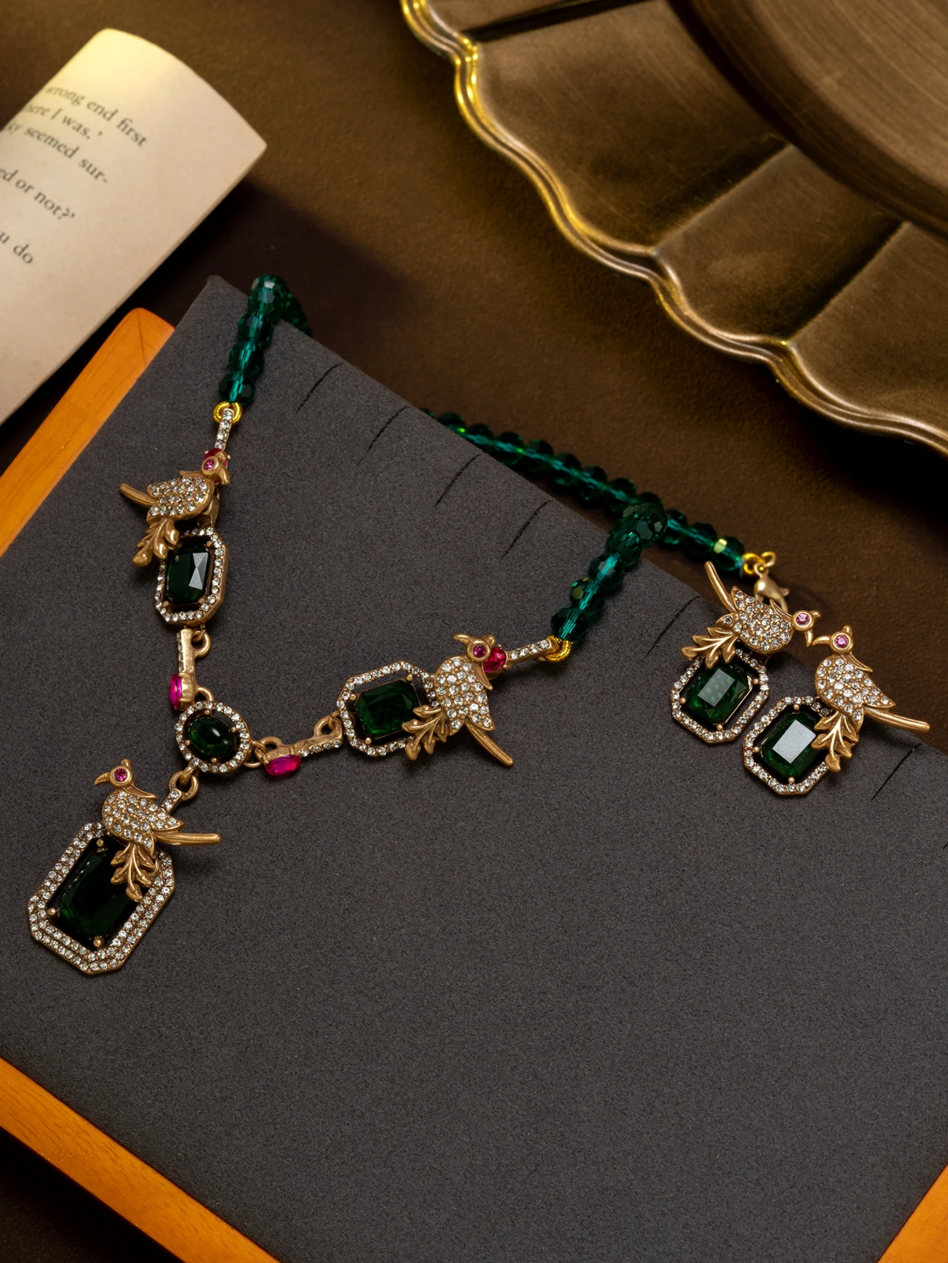 A Set of Vintage Parrot Emerald Full Diamond Gemstone Necklace and Earrings Set for Parties, Daily Wear, Festivals, Women's Accessories, and Gift-Giving
