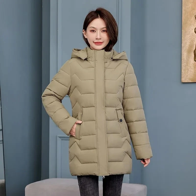 เสื้อโค้ทผู้หญิงฤดูหนาวทรงโอเวอร์ไซส์ อุ่นหนา ผ้าฝ้าย รุ่นใหม่ปี 2025 เสื้อพาร์กาตัวยาวสไตล์เกาหลี ทรงหลวม มีฮู้ด บุผ้าฝ้าย เสื้อแจ็คเก็ตสำหรับใส่ด้านนอก