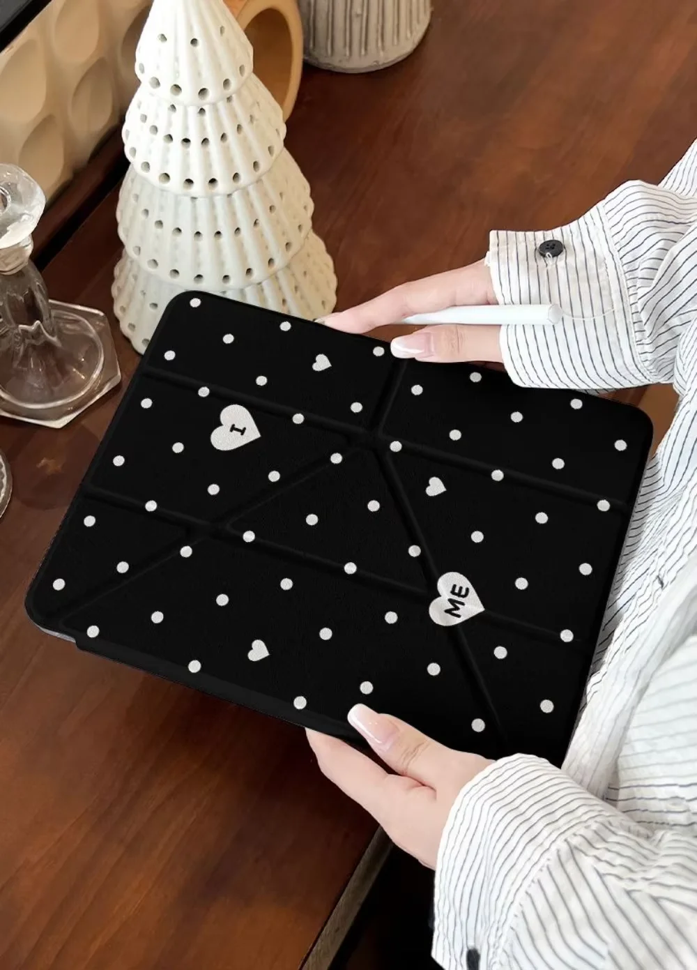 White Polka Dot Black Heart English Craetive For iPad Pro Air M5 M4 M3 M2 2 1 11th A16 12.9