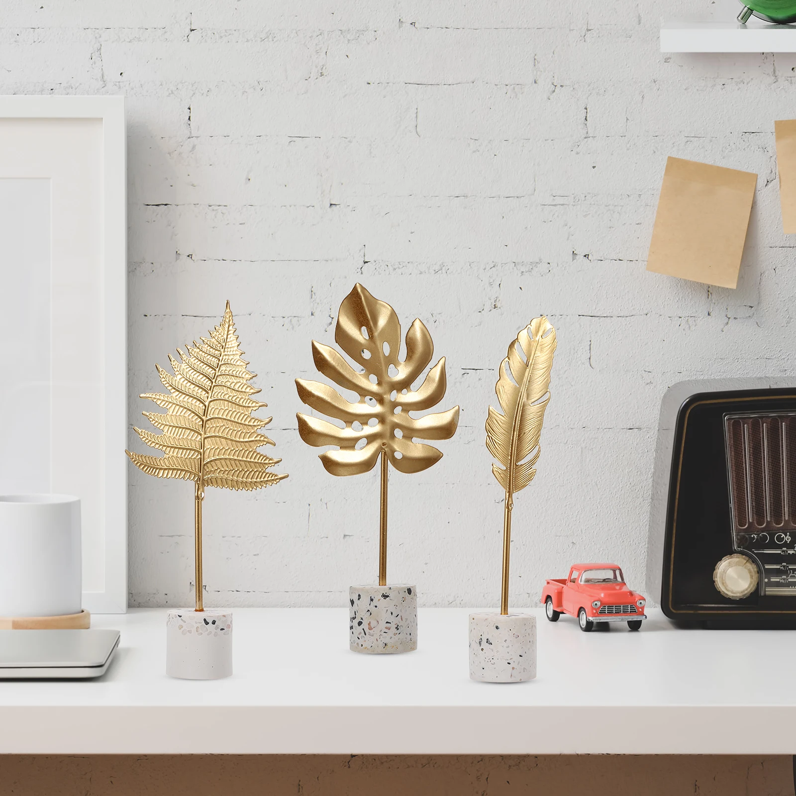 

4pcs Desktop Ornament Electroplating Smooth Surface Resin Terrazzo Base Fake Leaves Decor Home Banquet Rustic Foliage