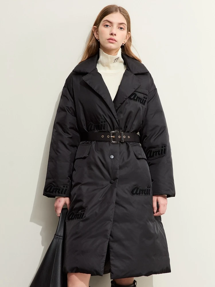 AMII ミニマリスト 2025 レディース ダウンコート 冬新作 通勤 ベルト付き スーツカラー ロングジャケット レター刺繍バッジ 12344055