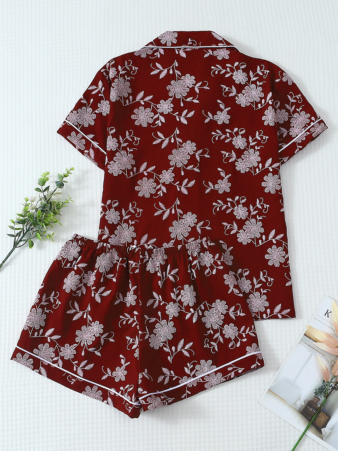 Two-Piece Comfortable Red-Bottomed Rattan Flower Print Lapel Button Short-Sleeve Top with Pockets and Bow Shorts Spring/Summer Women's Pajama Loungewear Set Suitable for Home Use