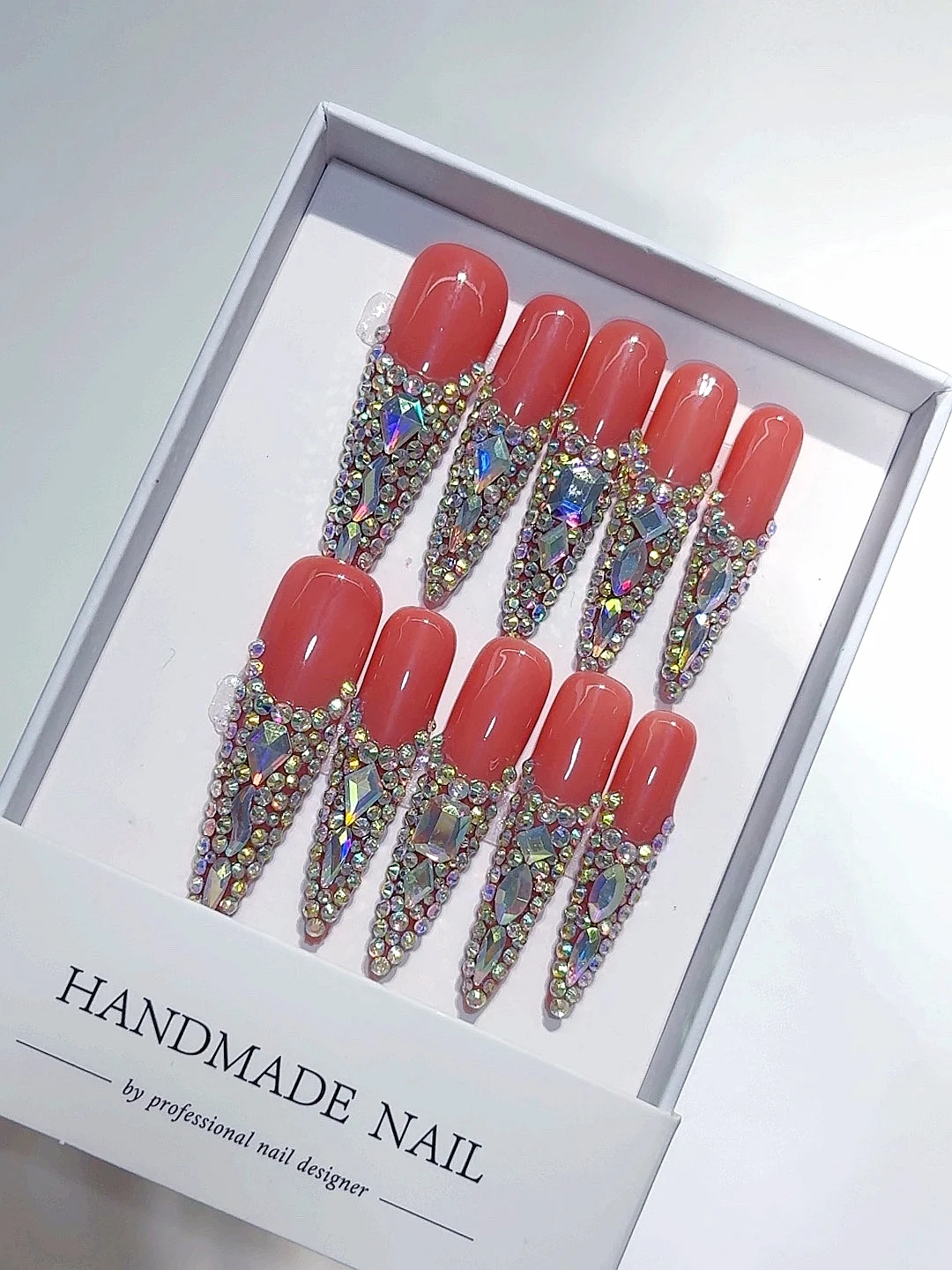 

Оранжево-красный модный маникюр во французском стиле с длинным острым носком (N001)