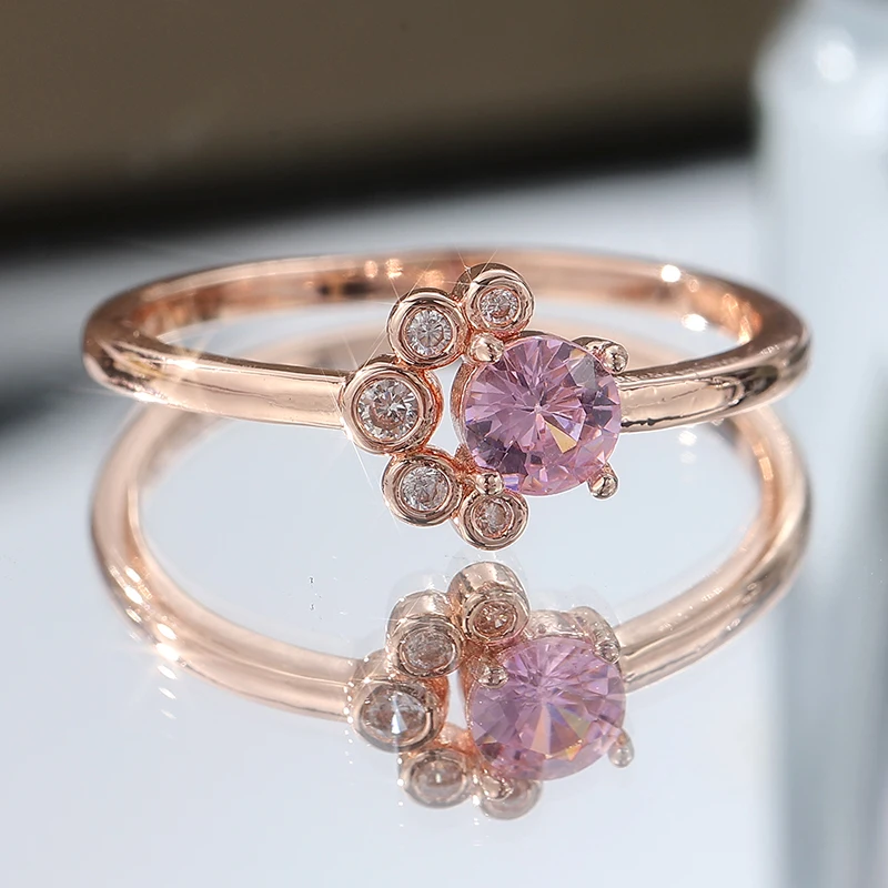 Klassischer Damenring in Roségoldfarbe mit eingelegtem weiß-rosa CZ, geometrischer Schmuck für den täglichen Gebrauch und Partys – Detail 1