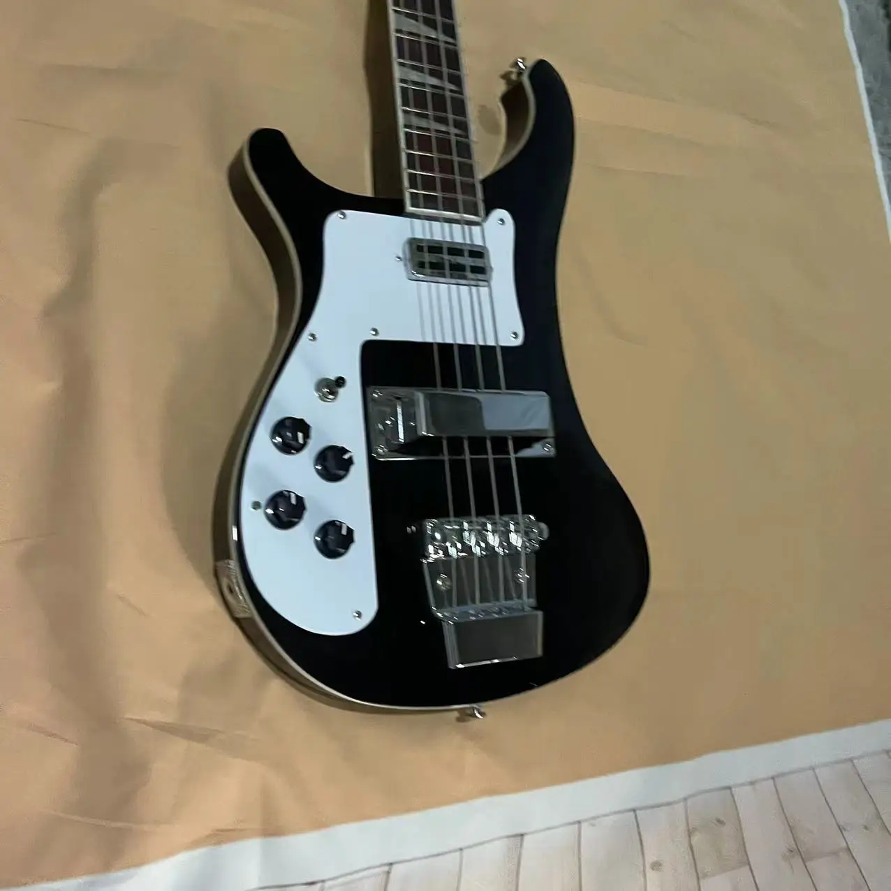 In stock, 4 chord Rickenbacker left-handed electric bass, black body, chrome plated accessories, factory real photos, can be shi