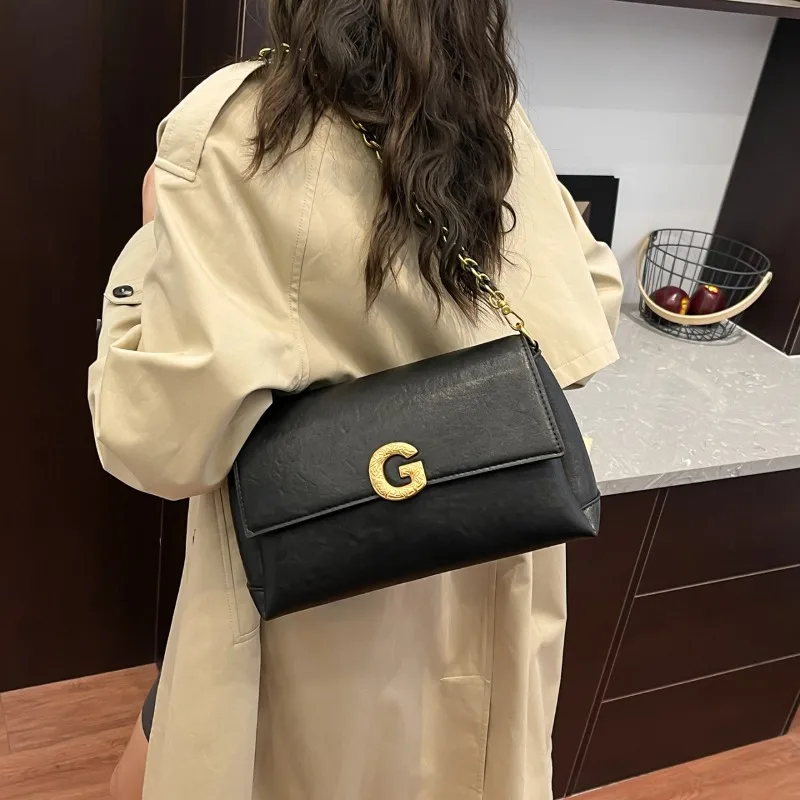 

Архитектурная сумка через плечо в квадратной оправе с структурированным силуэтом и полированной фурнитурой для городского шика, исключением современной элегантности