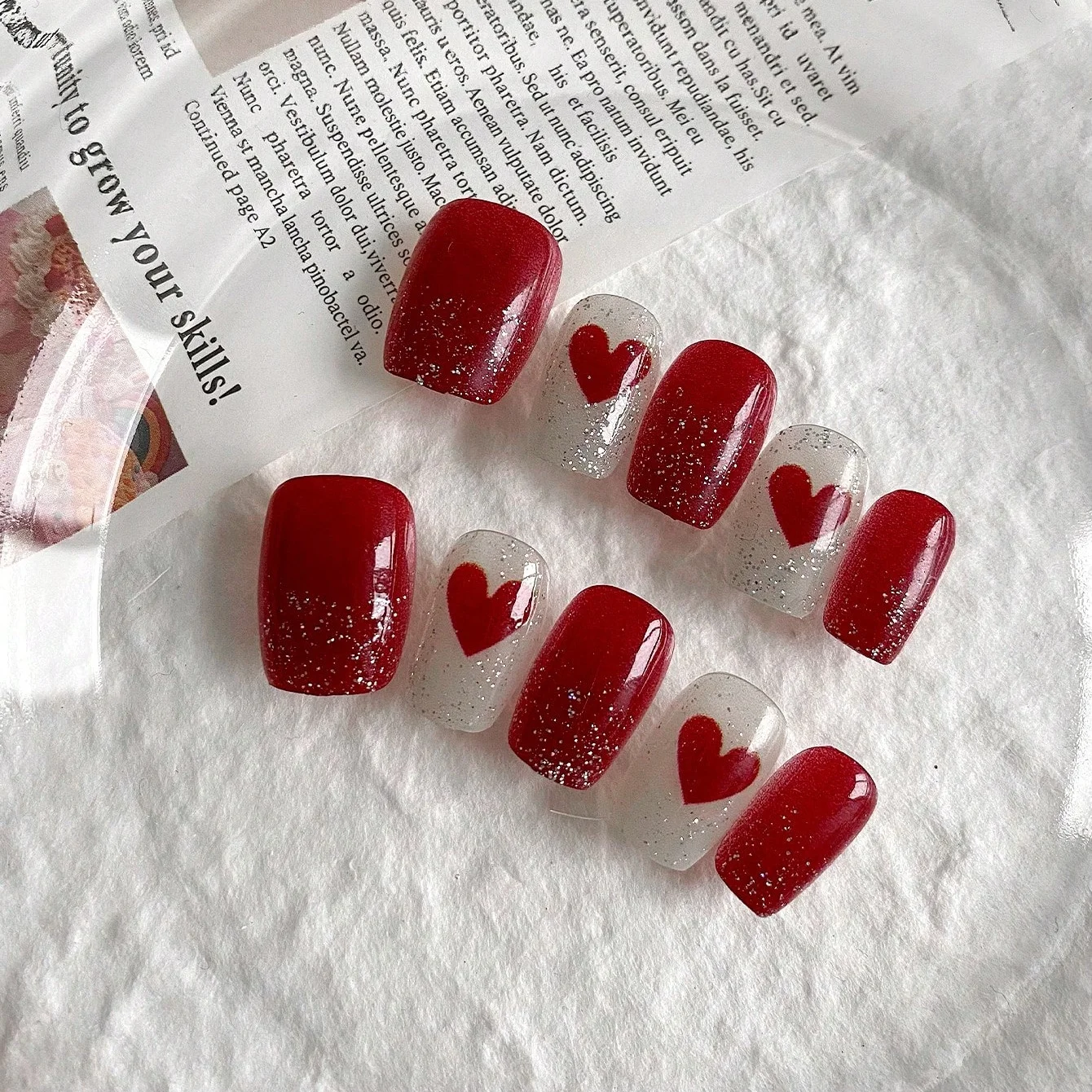 10 Uñas Postizas Cuadradas Cortas, Presión Manual, Diseño de Corazón Rojo y Blanco, Adecuadas para Mujeres