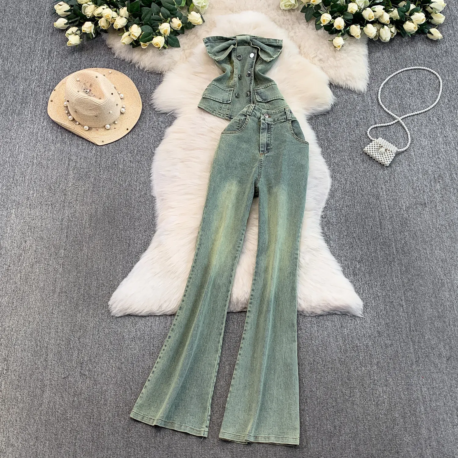 

Американский ретро-комплект для женщин: джинсовый костюм с милым бантом, топ без бретелек + джинсы клеш с высокой талией, летний сексуальный комплект из 2 предметов для девушек, 2026