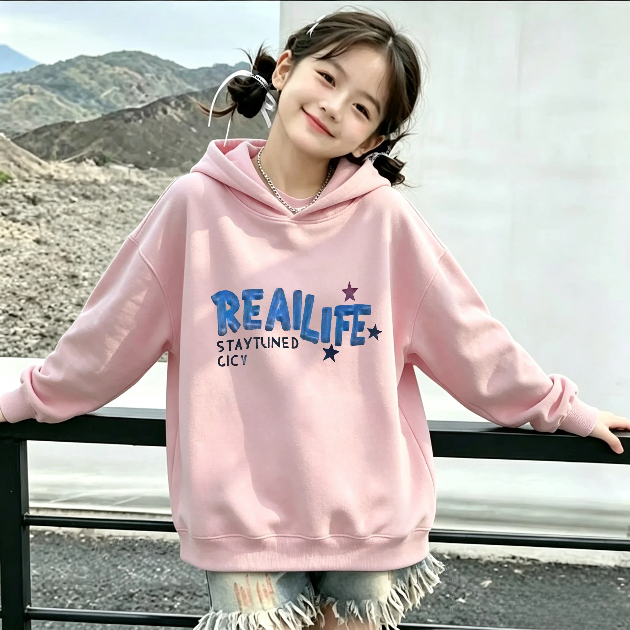 Stylish reversible hooded sweatshirt for kids.Features a loose fit and a trendy design inspired by vintage astronaut aesthetics.