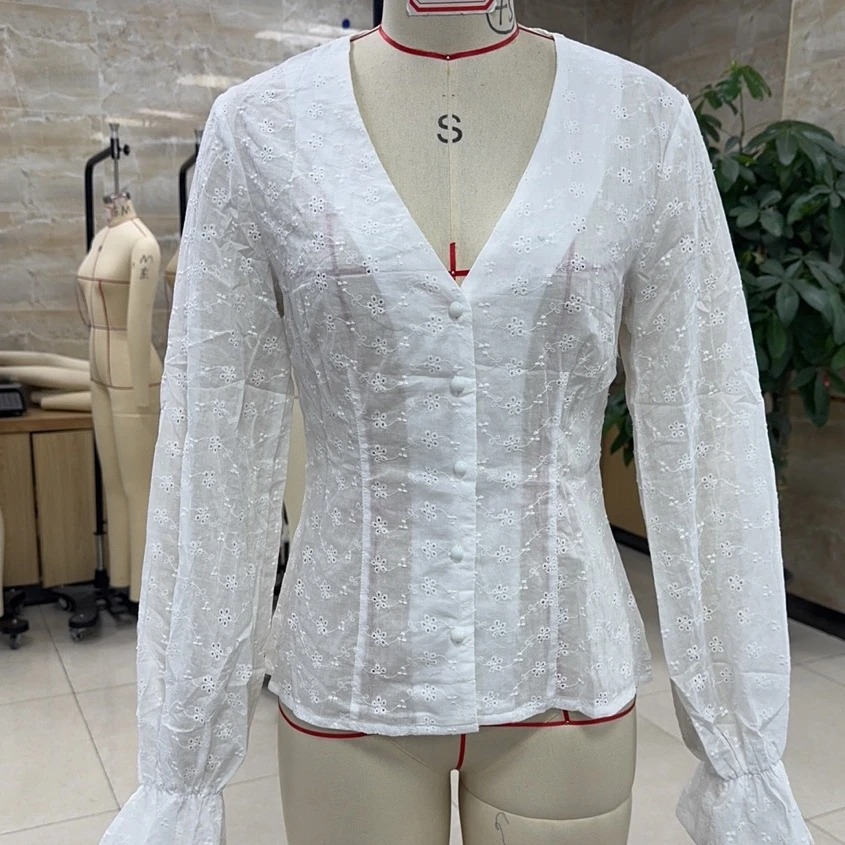 2025 Nieuwe Dames Herfst Button Up Blouse Casual Loose Fit Stijlvol Geborduurd Effen Kleur Oogje V-hals Lange Mouw Tops